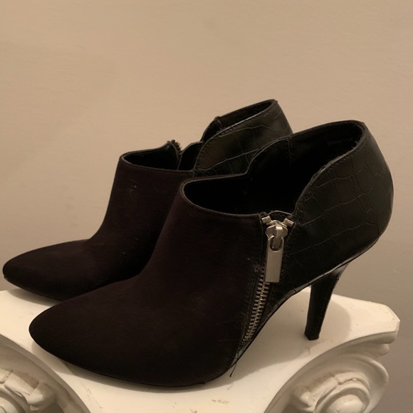 *LIKE NEW* ‘Madeline’ Bootie Shoe - Black Faux Suede - Picture 4 of 4